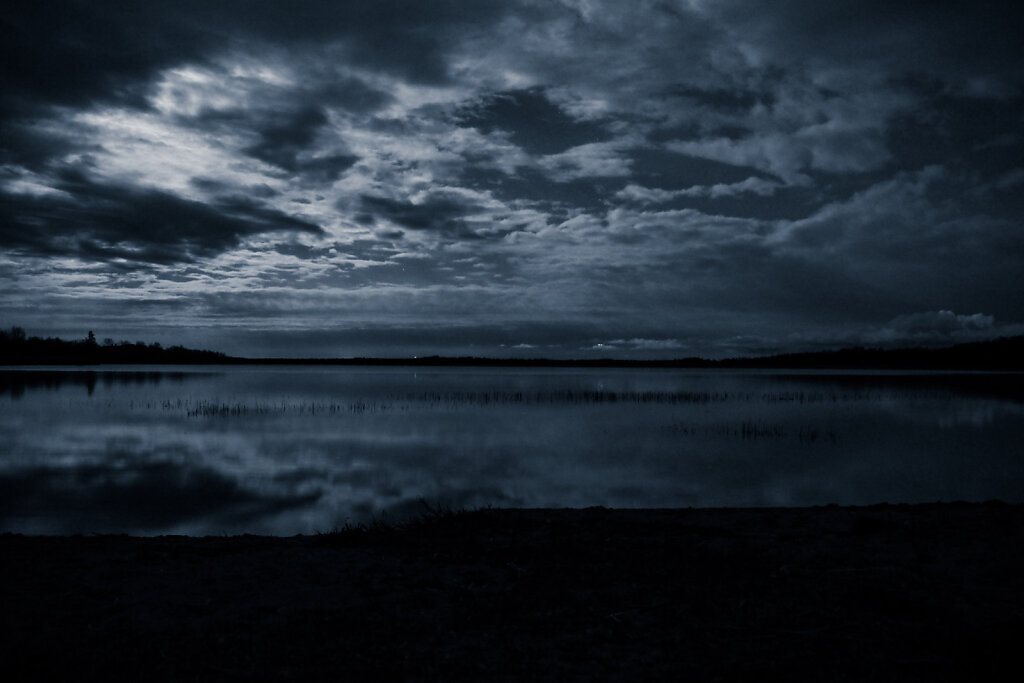 Öösel järve ääres